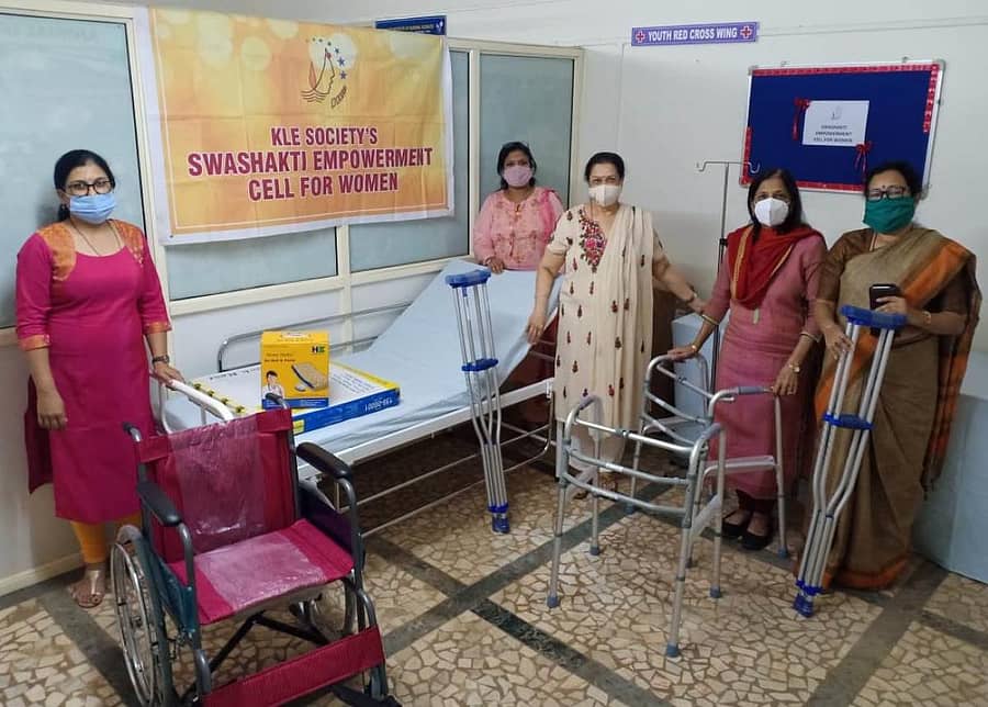 ಬೆಳಗಾವಿಯ ಕೆಎಲ್‌ಇ ಸಂಸ್ಥೆಯ ಸ್ತ್ರೀಶಕ್ತಿ ಸಂಘವು ಆರಂಭಿಸಿರುವ ವೈದ್ಯಕೀಯ ಸಲಕರಣೆಗಳ ಘಟಕವನ್ನು ಅಧ್ಯಕ್ಷೆ ಆಶಾತಾಯಿ ಕೋರೆ ಸೋಮವಾರ ಉದ್ಘಾಟಿಸಿದರು