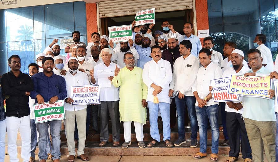 ಮೊಹಮ್ಮದ್ ಪೈಗಂಬರ್ ಅವರನ್ನು ಅವಹೇಳನ ಮಾಡಲಾಗಿದೆ ಎಂದು ಆರೋಪಿಸಿ ಹುಬ್ಬಳ್ಳಿ ಅಂಜುಮನ್ ಸಮಿತಿ ಸದಸ್ಯರು ಸೋಮವಾರ ಮಿನಿವಿಧಾನ ಸೌಧದ ಮುಂದೆ ಘೋಷಣೆಗಳನ್ನು ಕೂಗಿದರು