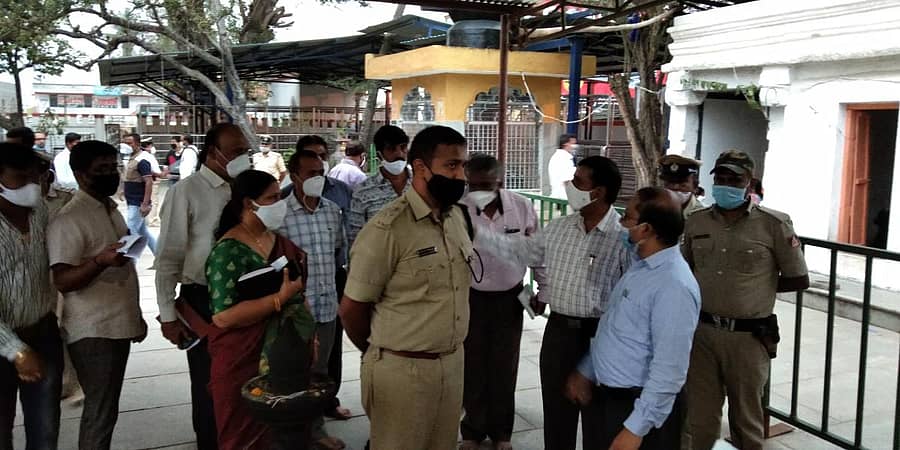 ಹಾಸನಾಂಬ ಜಾತ್ರಾ ಮಹೋತ್ಸವದ ಅಂಗವಾಗಿ ಜಿಲ್ಲಾಧಿಕಾರಿ ಆರ್.ಗಿರೀಶ್ ದೇವಸ್ಥಾನಕ್ಕೆ ಭೇಟಿ ನೀಡಿ ಸಿದ್ಧತೆ ಪರಿಶೀಲಿಸಿದರು.