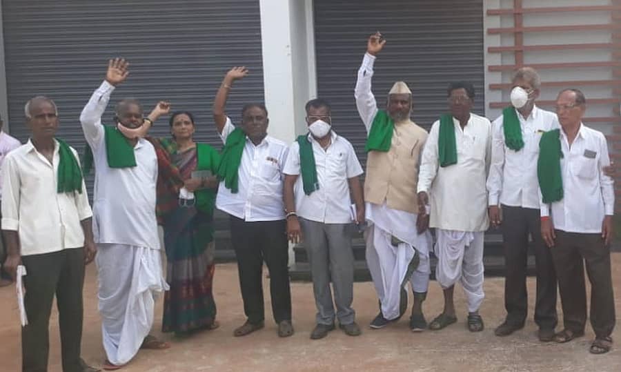 ರೈತ ಭವನದ ಎದುರು ವಾಹನಗಳ ನಿಲುಗಡೆಗೆ ಆಕ್ಷೇಪ ವ್ಯಕ್ತಪಡಿಸಿದ ಅಂಗಡಿಯವರ ವಿರುದ್ಧ ಕರ್ನಾಟಕ ರಾಜ್ಯ ರೈತ ಸಂಘದ ಕಾರ್ಯಕರ್ತರು ಸೋಮವಾರ ಬೀದರ್ನ ಕೃಷಿ ಉತ್ಪನ್ನ ಮಾರುಕಟ್ಟೆ ಸಮಿತಿ ಕಚೇರಿ ಎದುರು ಪ್ರತಿಭಟನೆ ನಡೆಸಿದರು