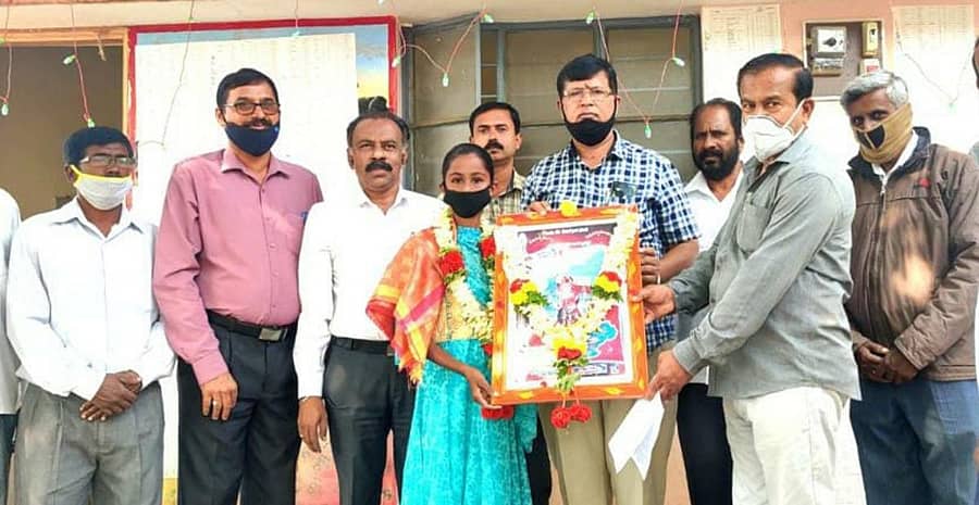 ಪ್ರತಿಭಾವಂತ ವಿದ್ಯಾರ್ಥಿನಿ ಪಲ್ಲವಿ ಅವರನ್ನು ಕೋಲಾರ ತಾಲ್ಲೂಕಿನ ಹರಟಿ ಗ್ರಾಮದಲ್ಲಿ ಸೋಮವಾರ ನಡೆದ ಕನ್ನಡ ರಾಜ್ಯೋತ್ಸವದಲ್ಲಿ ಸನ್ಮಾನಿಸಲಾಯಿತು.