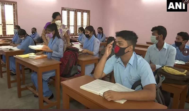 ಗುವಾಹಟಿಯ ಶಾಲೆಯೊಂದರಲ್ಲಿ ತರಗತಿಗೆ ಹಾಜರಾದ ವಿದ್ಯಾರ್ಥಿಗಳು – ಎಎನ್‌ಐ ಚಿತ್ರ