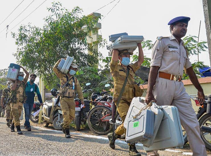 ಮತಯಂತ್ರಗಳನ್ನು ಹೊತ್ತು ಮಗಗಟ್ಟೆಗಳಿಗೆ ತೆರಳಿದ ಸಿಬ್ಬಂದಿ (ಪಿಟಿಐ ಚಿತ್ರ)
