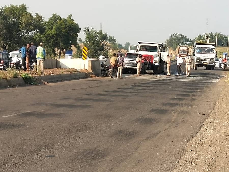 ಟಿಪ್ಪರ್ನಿಂದ ಕಾರಿಗೆ ಡಿಕ್ಕಿ ಹೊಡೆಸಿ ಗುಂಡಿನ ದಾಳಿ ನಡೆಸಿದ ಸ್ಥಳ