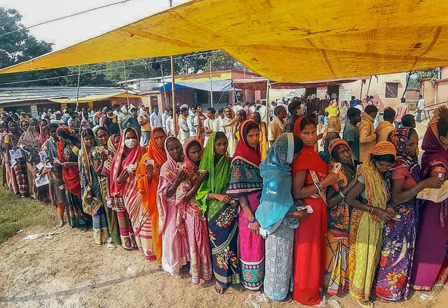 ಬಿಹಾರದಲ್ಲಿ ಮತಚಲಾವಣೆಗೆ ಸಾಲುಗಟ್ಟಿ ನಿಂತಿರುವ ಮಹಿಳೆಯರು