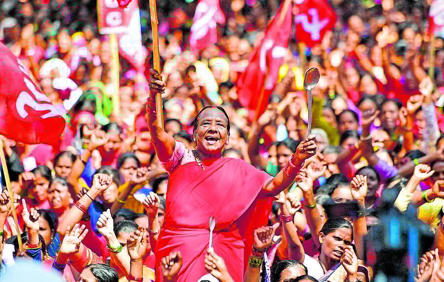 ಬಿಸಿಯೂಟ ತಯಾರಿಕರಿಗೆ ಕನಿಷ್ಠ ವೇತನ ಜಾರಿಗೆ ತರಬೇಕೆಂದು ಒತ್ತಾಯಿಸಿ ರಾಜ್ಯದ ವಿವೆದೆಡೆಯಿಂದ ಆಗಮಿಸಿದ ಕರ್ನಾಟಕ ರಾಜ್ಯ ಅಕ್ಷರ ದಾಸೋಹ ಬಿಸಿಯೂಟ ತಯಾರಕರ ಫೆಡರೇಷನ್ ಸದಸ್ಯರು ನಗರದ ಫ್ರೀಡಂ ಪಾರ್ಕ್‌ನಲ್ಲಿ ಮಂಗಳವಾರ ಪ್ರತಿಭಟನೆ ನಡೆಸಿದರು –ಪ್ರಜಾವಾಣಿ ಚಿತ್ರ