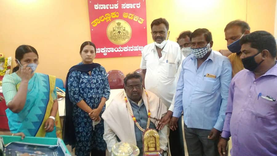 ಚಿಕ್ಕನಾಯಕನಹಳ್ಳಿಯಲ್ಲಿ ನಡೆದ ವಾಲ್ಮೀಕಿ ಜಯಂತಿ ಕಾರ್ಯಕ್ರಮದಲ್ಲಿ ಕಸಾಪ ಮಾಜಿ ಅಧ್ಯಕ್ಷ ಎಂ.ಎಸ್. ರವಿಕುಮಾರ್ ಅವರನ್ನು ಸನ್ಮಾನಿಸಲಾಯಿತು