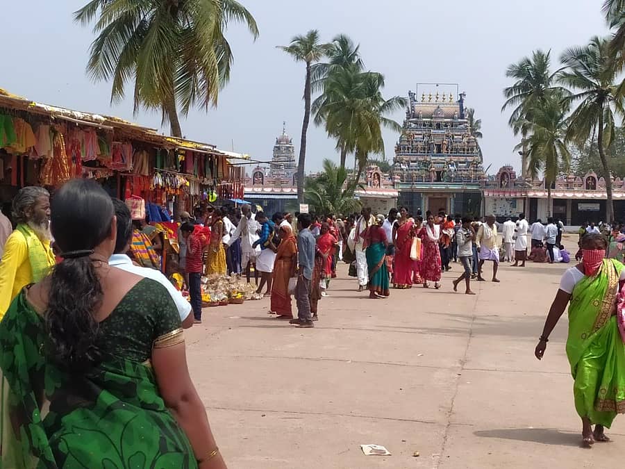 ಮುನಿರಾಬಾದ್ನ ಹುಲಿಗಿಯ ಶ್ರೀಹುಲಿಗೆಮ್ಮದೇವಿ ದೇವಸ್ಥಾನಕ್ಕೆ ಬರುವ ಭಕ್ತರ ಜನಸಂಖ್ಯೆಗೆ ಕೊರತೆ ಇಲ್ಲ