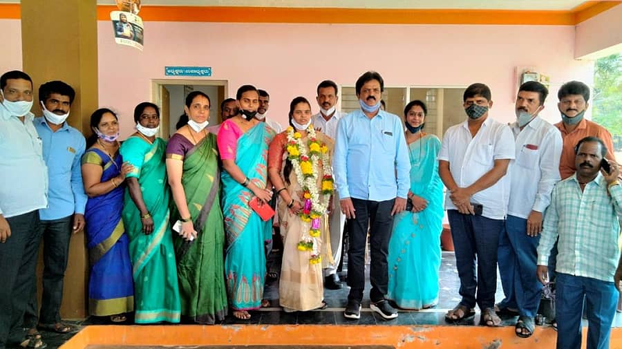 ಅಜ್ಜಂಪುರದ ತಾಲ್ಲೂಕು ಪಂಚಾಯಿತಿಗೆ ನೂತನ ಅಧ್ಯಕ್ಷರಾಗಿ ಬಿಜೆಪಿಯ ಸುಚಿತ್ರಾ ಬಾಬು ಅವಿರೋಧವಾಗಿ ಆಯ್ಕೆಯಾದರು. ಅವರನ್ನು ಶಾಸಕ ಡಿ.ಎಸ್. ಸುರೇಶ್, ಮತ್ತಿತರರು ಅಭಿನಂದಿಸಿದರು.