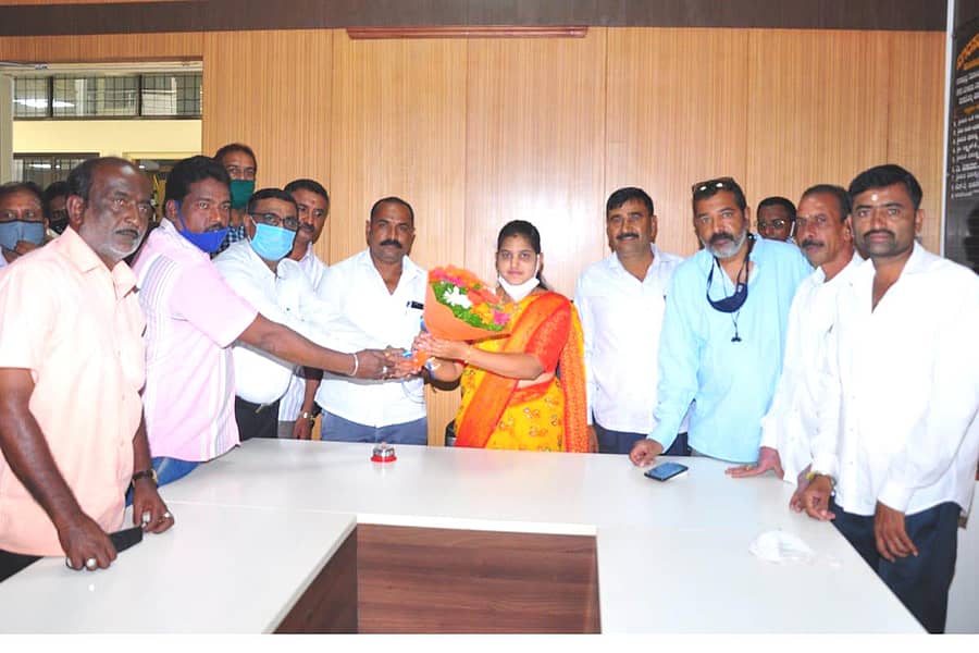 ಹುಣಸೂರು ನಗರಸಭೆಗೆ ನೂತನವಾಗಿ ಆಯ್ಕೆಗೊಂಡ ಅನುಷಾ ರಾಘು ಅವರು ಸೋಮವಾರ ಅಧಿಕಾರ ವಹಿಸಿಕೊಂಡು ಸಿಬ್ಬಂದಿಯಿಂದ ಹೂಗುಚ್ಛ ಸ್ವೀಕರಿಸಿದರು
