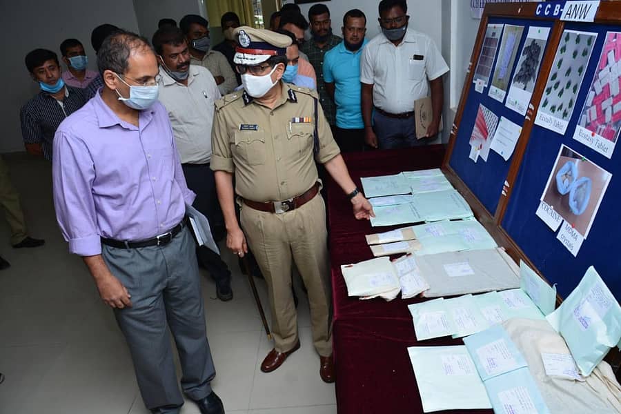 ಜಪ್ತಿ ಮಾಡಲಾದ ಡ್ರಗ್ಸ್ಗಳನ್ನು ಪೊಲೀಸ್ ಕಮಿಷನರ್ ಕಮಲ್ ಪಂತ್ ವೀಕ್ಷಿಸಿದರು. ಸಿಸಿಬಿ ಜಂಟಿ ಕಮಿಷನರ್ ಸಂದೀಪ್ ಪಾಟೀಲ ಇದ್ದರು
