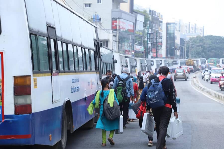 ಹಲಗೆವಡೇರಹಳ್ಳಿಯ ಜ್ಞಾನಾಕ್ಷಿ ವಿದ್ಯಾನಿಕೇತನ ಶಾಲೆಯ ಮಸ್ಟರಿಂಗ್‌ ಕೇಂದ್ರದಲ್ಲಿ ಮತಯಂತ್ರಗಳನ್ನು ಪಡೆದ ಚುನಾವಣಾ ಸಿಬ್ಬಂದಿ ಸೋಮವಾರ ಮತಗಟ್ಟೆಗಳತ್ತ ತೆರಳಿದರು