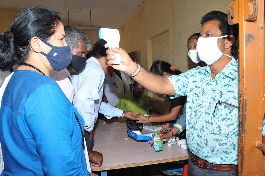 ಮತಗಟ್ಟೆಗಳಿಗೆ ತೆರಳುವ ಚುನಾವಣಾ ಸಿಬ್ಬಂದಿಗೆ ಆರೋಗ್ಯ ತಪಾಸಣೆ ನಡೆಯಿತು