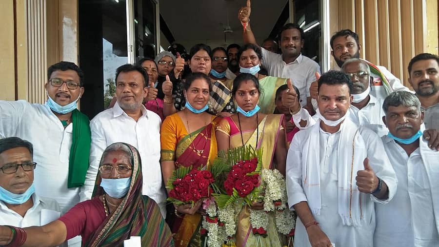 ಗಂಗಾವತಿ ನಗರಸಭೆಗೆ ಕಾಂಗ್ರೆಸ್ ನಿಂದ ಅಧ್ಯಕ್ಷೆ, ಉಪಾಧ್ಯಕ್ಷೆ ಆಯ್ಕೆಯಾಗಿದ್ದಕ್ಕೆ ಸೋಮವಾರ ತಾಲ್ಲೂಕು ಪಂಚಾಯಿತಿ ಆವರಣದಲ್ಲಿ ಕಾಂಗ್ರೆಸ್ ನಗರಸಭೆ ಸದಸ್ಯರು ವಿಜಯೋತ್ಸವ ಆಚರಿಸಿದರು