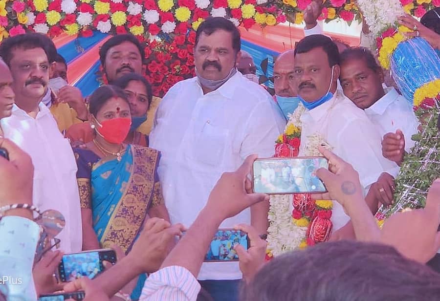 ಕಡೂರು ಪುರಸಭೆಯ ಅಧ್ಯಕ್ಷ--– ಉಪಾಧ್ಯಕ್ಷರಾಗಿ ಆಯ್ಕೆಯಾದ ಭಂಡಾರಿ ಶ್ರೀನಿವಾಸ್ ಮತ್ತು ವಿಜಯಾ ಅವರನ್ನು ಶಾಸಕ ಬೆಳ್ಳಿ ಪ್ರಕಾಶ್ ಅಭಿನಂದಿಸಿದರು.