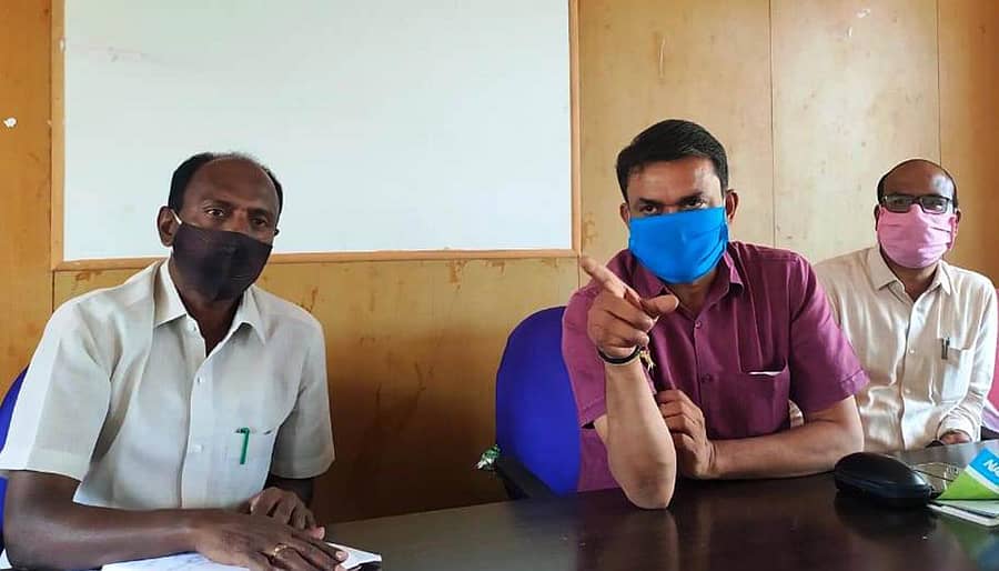 ಶ್ರೀನಿವಾಸಪುರದ ತಾಲ್ಲೂಕು ಪಂಚಾಯಿತಿ ಕಚೇರಿ ಸಭಾಂಗಣದಲ್ಲಿ ಸೋಮವಾರ ಏರ್ಪಡಿಸಿದ್ದ ಪ್ರಗತಿ ಪರಿಶೀಲನಾ ಸಭೆಯಲ್ಲಿ ಜಿಲ್ಲಾ ಪಂಚಾಯಿತಿ ಮುಖ್ಯ ಕಾರ್ಯನಿರ್ವಹಣಾಧಿಕಾರಿ ಎಂ.ಆರ್‌.ರವಿಕುಮಾರ್‌ ಮಾತನಾಡಿದರು