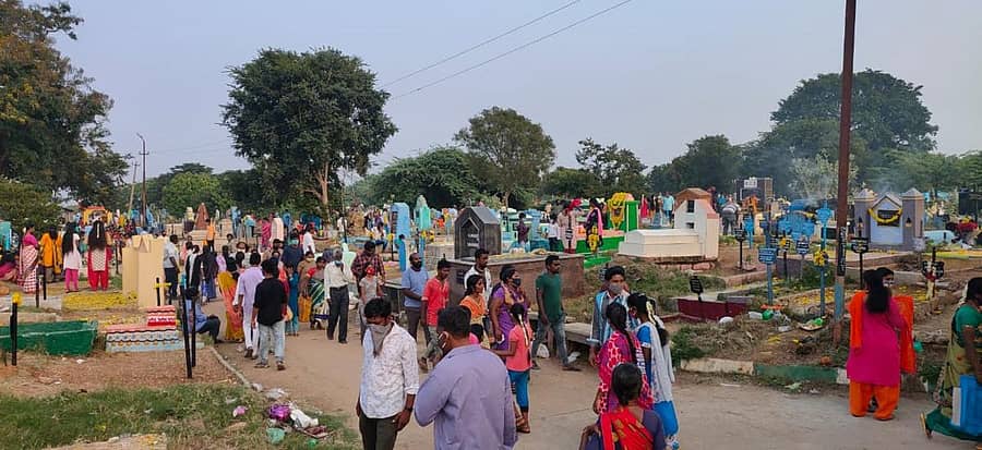 ಕೆಜಿಎಫ್ ಚಾಂಪಿಯನ್ರೀಪ್ಸ್ನ ಸ್ಮಶಾನದಲ್ಲಿ ಸೋಮವಾರ ಸ್ಮಶಾನ ಪೂಜೆ ನಡೆಯಿತು