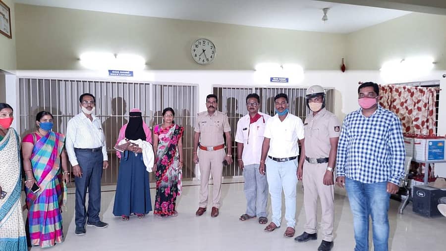 ನವಜಾತ ಶಿಶಿವನ್ನು ರಕ್ಷಿಸಿದ ಪೊಲೀಸ್, ಜಿಲ್ಲಾ ಮಕ್ಕಳ ರಕ್ಷಣಾ ಘಟಕ ಸಿಬ್ಬಂದಿ