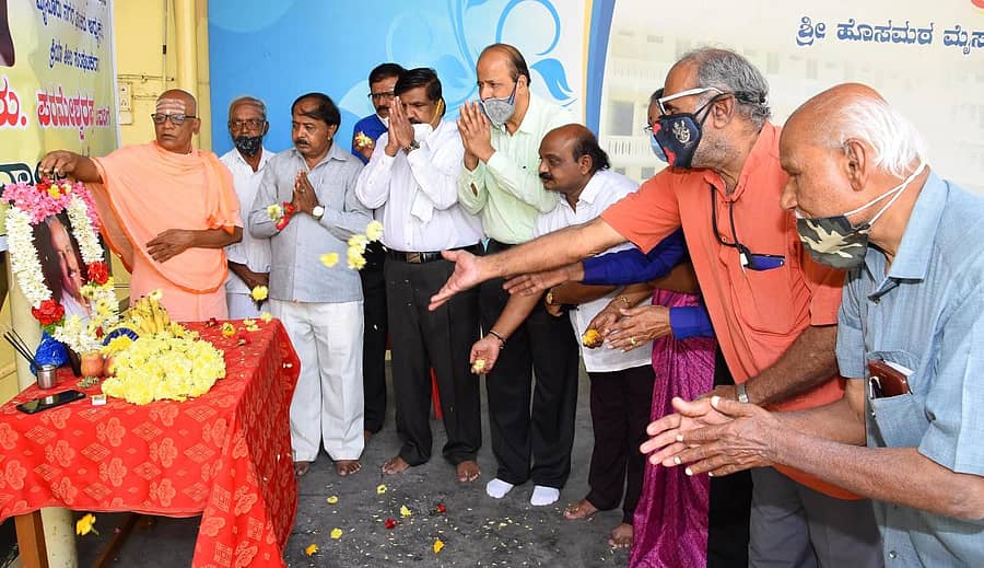 ಮೈಸೂರು ಶರಣ ಮಂಡಲಿ ಹಾಗೂ ಹೊಸಮಠದ ವತಿಯಿಂದ ಸೋಮವಾರ ನಡೆದ ಕಾರ್ಯಕ್ರಮದಲ್ಲಿ ಗೊ.ರು.ಪರಮೇಶ್ವರಪ‍್ಪ ಅವರ ಭಾವಚಿತ್ರಕ್ಕೆ ಹೊಸಮಠದ ಚಿದಾನಂದಸ್ವಾಮೀಜಿ ಪುಷ್ಪನಮನ ಸಲ್ಲಿಸಿದರು