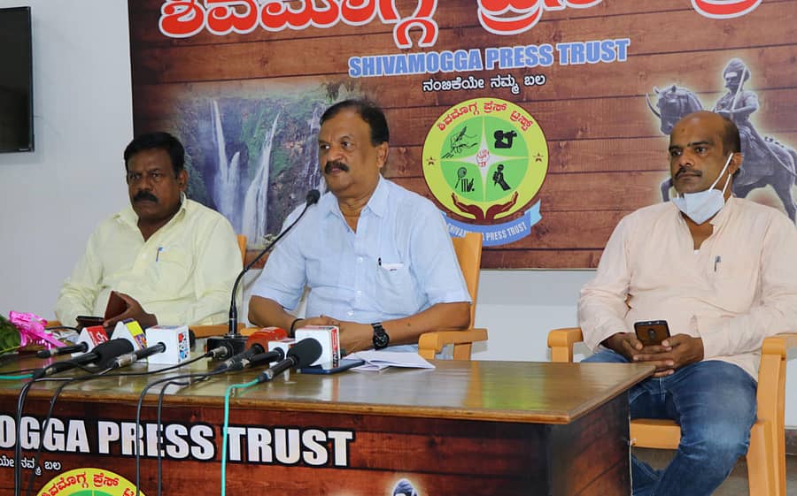 ಶಿವಮೊಗ್ಗ ಪ್ರೆಸ್ಟ್ರಸ್ಟ್ ಮಂಗಳವಾರ ಹಮ್ಮಿಕೊಂಡಿದ್ದ ಸಂವಾದ ಕಾರ್ಯಕ್ರಮದಲ್ಲಿ ‘ಸೂಡಾ’ ಅಧ್ಯಕ್ಷ ಎಸ್.ಎಸ್.ಜ್ಯೋತಿಪ್ರಕಾಶ್ ಮಾತನಾಡಿದರು.