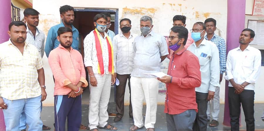 ಕುಷ್ಟಗಿ ಪಟ್ಟಣದ ರಸ್ತೆ ದುರಸ್ತಿಗೆ ಒತ್ತಾಯಿಸಿ ರಕ್ಷಣಾ ವೇದಿಕೆ ಕಾರ್ಯಕರ್ತರು ಪುರಸಭೆ ಮುಖ್ಯಾಧಿಕಾರಿಗೆ ಮನವಿ ಸಲ್ಲಿಸಿದರು