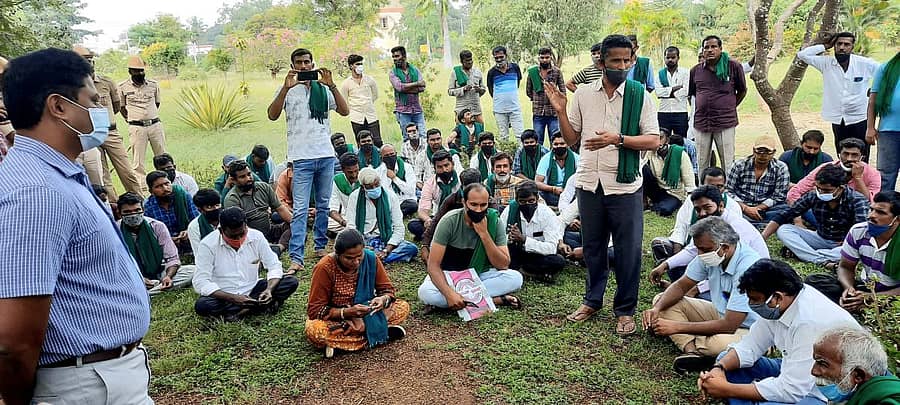 ನಂಜನಗೂಡು ತಾಲ್ಲೂಕಿನ ಹಿಮ್ಮಾವು ಸಮೀಪ ಏಷ್ಯನ್ ಪೇಂಟ್ಸ್ ಕಾರ್ಖಾನೆಗೆ ಭೂಮಿ ನೀಡಿದ ರೈತರು ಉದ್ಯೋಗ ನೀಡುವಂತೆ ಆಗ್ರಹಿಸಿ ಜಿಲ್ಲಾಧಿಕಾರಿ ಕಚೇರಿ ಮುಂದೆ ಮಂಗಳವಾರ ಪ್ರತಿಭಟನೆ ನಡೆಸಿದರು