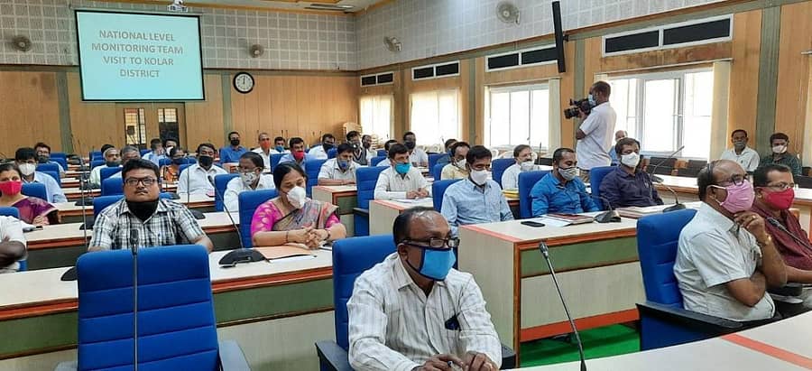 ಕೋಲಾರದಲ್ಲಿ ಮಂಗಳವಾರ ನಡೆದ ಗ್ರಾಮೀಣಾಭಿವೃದ್ಧಿ ಮತ್ತು ಪಂಚಾಯತ್ರಾಜ್ ಇಲಾಖೆ ಯೋಜನೆಗಳ ಪ್ರಗತಿ ಪರಿಶೀಲನಾ ಸಭೆಯಲ್ಲಿ ಅಧಿಕಾರಿಗಳು ಪಾಲ್ಗೊಂಡರು.