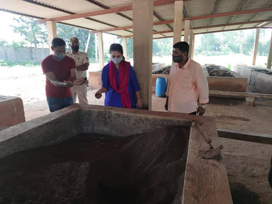ಜಿಲ್ಲಾಧಿಕಾರಿ ಆರ್.ಲತಾ ಅವರು ಸಾವಯವ ಗೊಬ್ಬರ ವೀಕ್ಷಿಸಿದರು.
