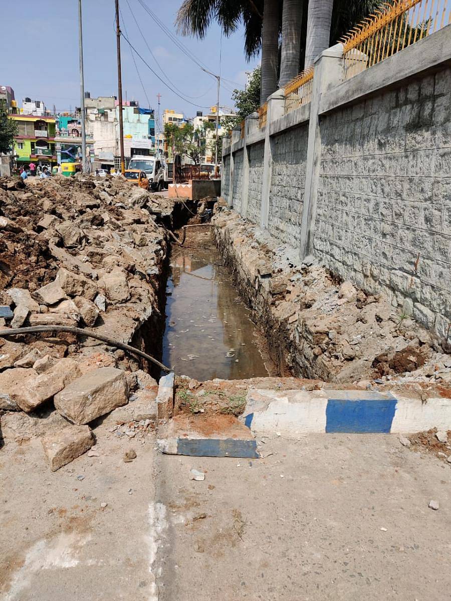 ಕೋರಮಂಗಲದಲ್ಲಿ ಪಾಸ್ಪೋರ್ಟ್ ಕಚೇರಿ ಸಮೀಪ ಮಳೆನೀರು ಚರಂಡಿ ದುರಸ್ತಿ ಕಾರ್ಯ ನಡೆಯುತ್ತಿದೆ