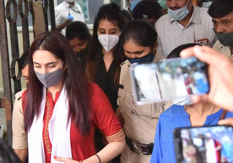 ನಟಿಯರಾದ ರಾಗಿಣಿ ಮತ್ತು ಸಂಜನ–ಸಂಗ್ರಹ ಚಿತ್ರ