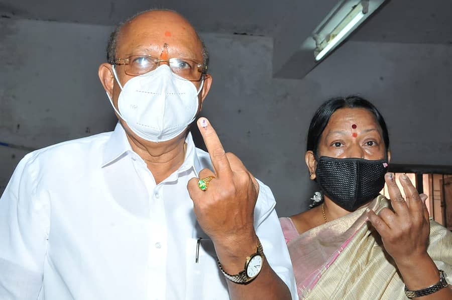 ಕಾಂಗ್ರೆಸ್ ಅಭ್ಯರ್ಥಿ ಟಿ.ಬಿ.ಜಯಚಂದ್ರ ದಂಪತಿ ಶಿರಾದ ಜ್ಯೋತಿ ನಗರ ಮತಗಟ್ಟೆಯಲ್ಲಿ ಮತಚಲಾಯಿಸಿದರು.