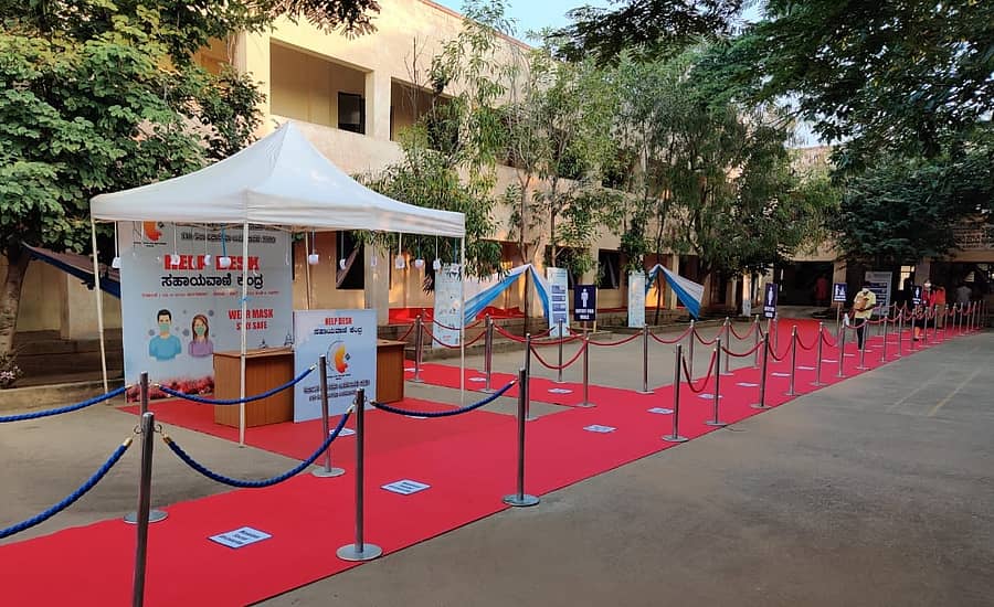 ಮತಗಟ್ಟೆ ರೆಡ್ ಕಾರ್ಪೆಟ್ ಹಾಸಿರುವ ದೃಶ್ಯ