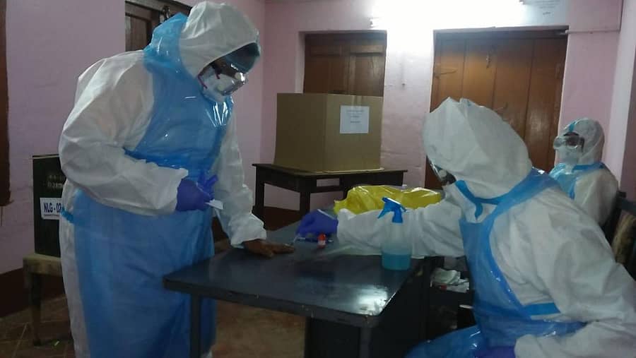 ಧಾರವಾಡದ ಅಣ್ಣಿಗೇರಿಯ ಪುರಸಭೆಯಲ್ಲಿ ಸ್ಥಾಪಿಸಿದ್ದ ಮತಗಟ್ಟೆಯಲ್ಲಿ ಕೋವಿಡ್ ಸೋಂಕಿತರೊಬ್ಬರು ಪಿಪಿಇ ಕಿಟ್ ಧರಿಸಿ ಮತದಾನದಲ್ಲಿ ಪಾಲ್ಗೊಂಡಿದ್ದ ಸಂದರ್ಭ