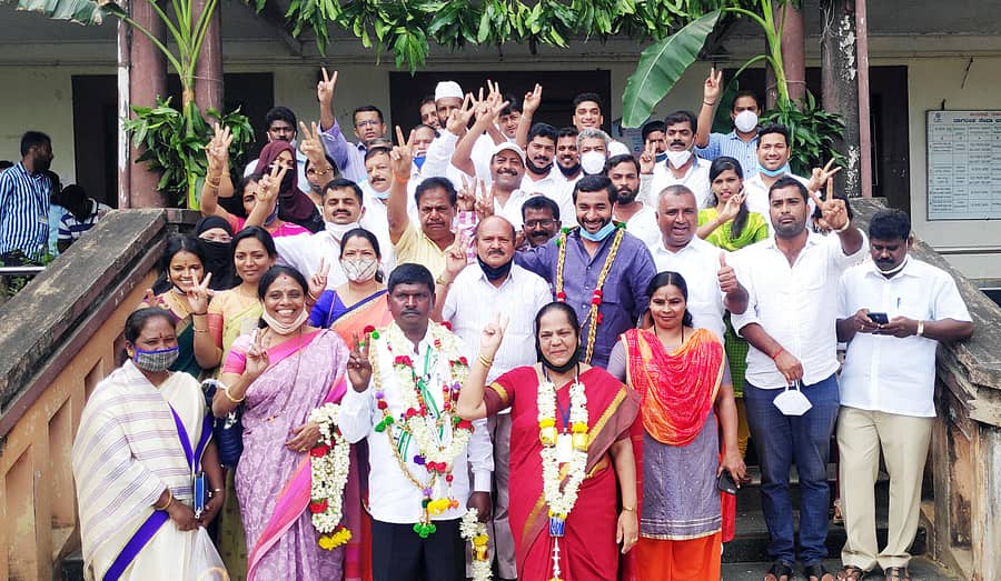 ಸಕಲೇಶಪುರ ಪುರಸಭೆ ಅಧ್ಯಕ್ಷರಾಗಿ ಕಾಡಪ್ಪ, ಉಪಾಧ್ಯಕ್ಷೆಯಾಗಿ ಜರೀನಾ ಮಂಗಳವಾರ ಅವಿರೋಧವಾಗಿ ಆಯ್ಕೆಯಾದರು. ಸದಸ್ಯರು ವಿಜಯೋತ್ಸವ ಆಚರಿಸಿದರು. ಶಾಸಕ ಎಚ್.ಕೆ. ಕುಮಾರಸ್ವಾಮಿ ಇದ್ದಾರೆ