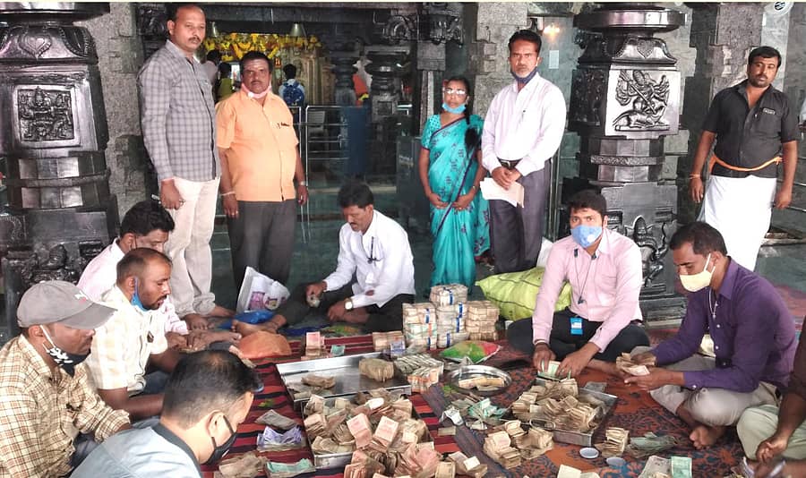 ನಾಯಕನಹಟ್ಟಿ ಪಟ್ಟಣದ ಗುರು ತಿಪ್ಪೇರುದ್ರಸ್ವಾಮಿ ಒಳಮಠ ದೇವಾಲಯದಲ್ಲಿ ಮಂಗಳವಾರ ದೇವರ ಹುಂಡಿ ಹಣ ಎಣಿಕೆ ಕಾರ್ಯ ನಡೆಯಿತು