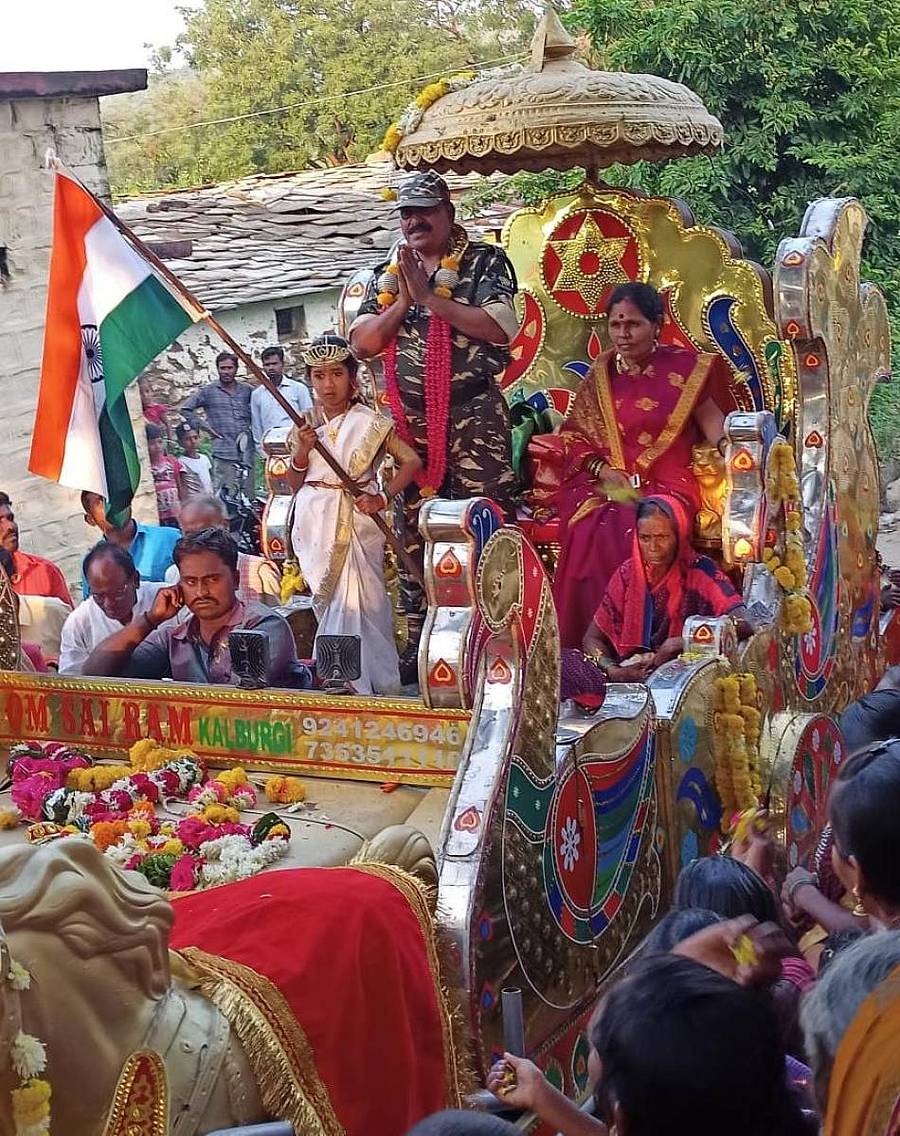 ಕಾಳಗಿ ತಾಲ್ಲೂಕಿನ ವಜೀರಗಾಂವ ಗ್ರಾಮದಲ್ಲಿ ನಿವೃತ್ತ ಯೋಧ ರೇವಣಸಿದ್ದಪ್ಪ ಸುಬೇದಾರ ಅವರನ್ನು ಅದ್ದೂರಿಯಾಗಿ ಸ್ವಾಗತಿಸಲಾಯಿತು