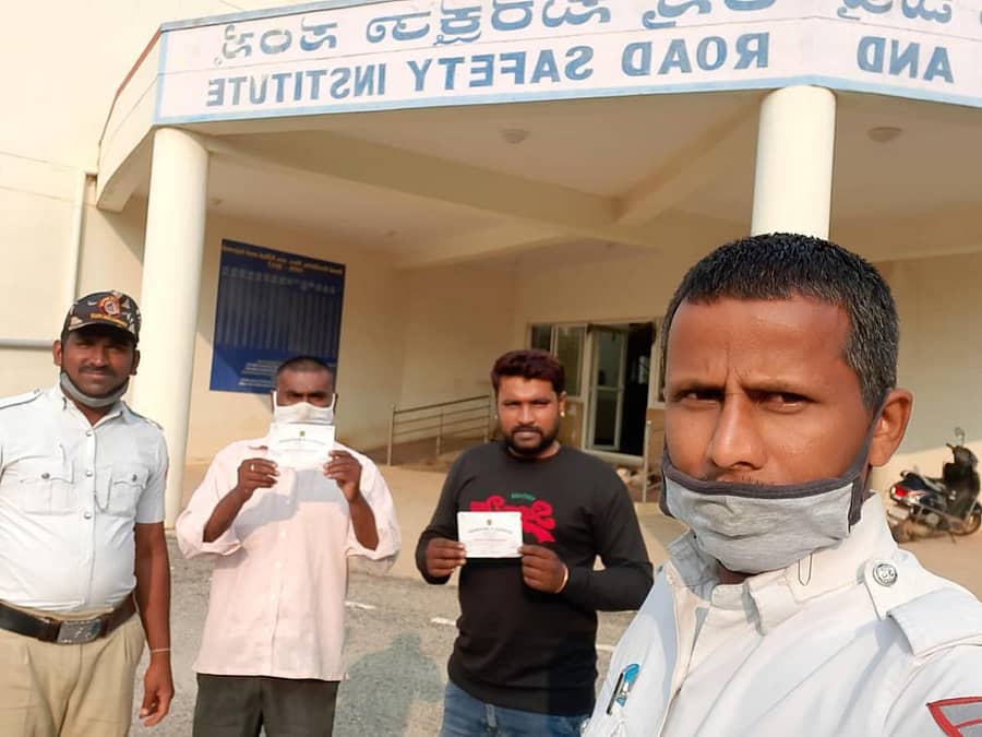 ತರಬೇತಿ ಪೂರ್ಣಗೊಳಿಸಿ ಪ್ರಮಾಣ ಪತ್ರ ಪಡೆದ ಸವಾರರ ಜೊತೆ ಸಂಚಾರ ಪೊಲೀಸರು