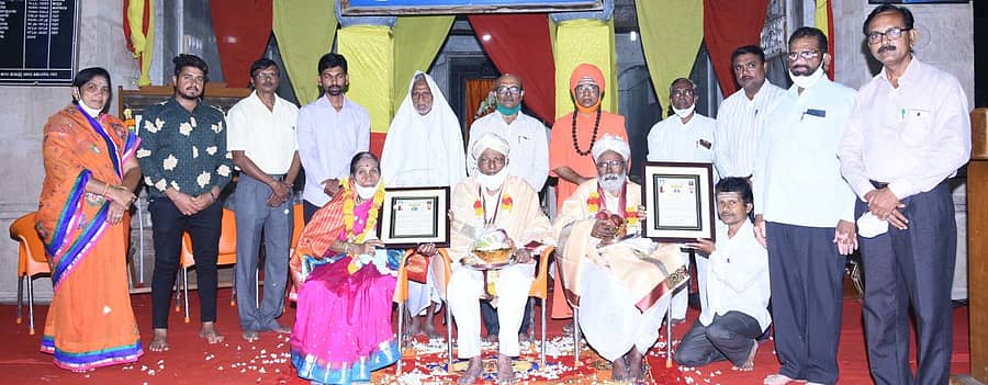 ಗದುಗಿನ ಎಡೆಯೂರು ತೋಂಟದಾರ್ಯ ಮಠದಲ್ಲಿ ನಡೆದ ಕಾರ್ಯಕ್ರಮದಲ್ಲಿ ಡಾ. ಬಿ.ಎಫ್. ದಂಡಿನ ಹಾಗೂ ರಾಮಣ್ಣ ಬ್ಯಾಟಿ ಅವರನ್ನು ತೋಂಟದ ಸಿದ್ಧರಾಮ ಸ್ವಾಮೀಜಿ ಸನ್ಮಾನಿಸಿದರು. ಡಾ. ರಾಮಕೃಷ್ಣ ಮರಾಠೆ ಇದ್ದಾರೆ