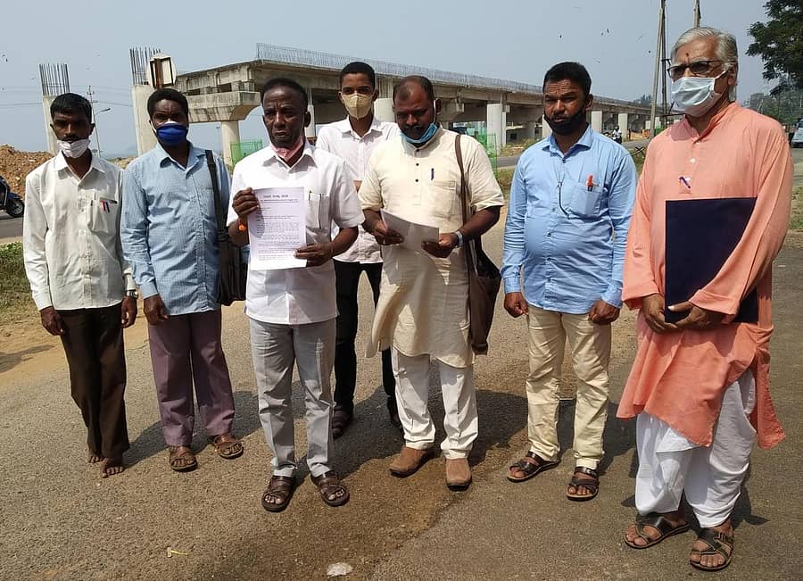 ಕಾರವಾರದಲ್ಲಿ ಬುಧವಾರ ಜಿಲ್ಲಾಧಿಕಾರಿ ಮೂಲಕ ರಾಷ್ಟ್ರಪತಿಗೆ ಮನವಿ ಸಲ್ಲಿಸಿದ ಬಳಿಕ ವಿಧಾನಪರಿಷತ್ ಸದಸ್ಯ ಶಾಂತಾರಾಮ ಸಿದ್ದಿ ಸುದ್ದಿಗಾರರ ಜೊತೆ ಮಾತನಾಡಿದರು