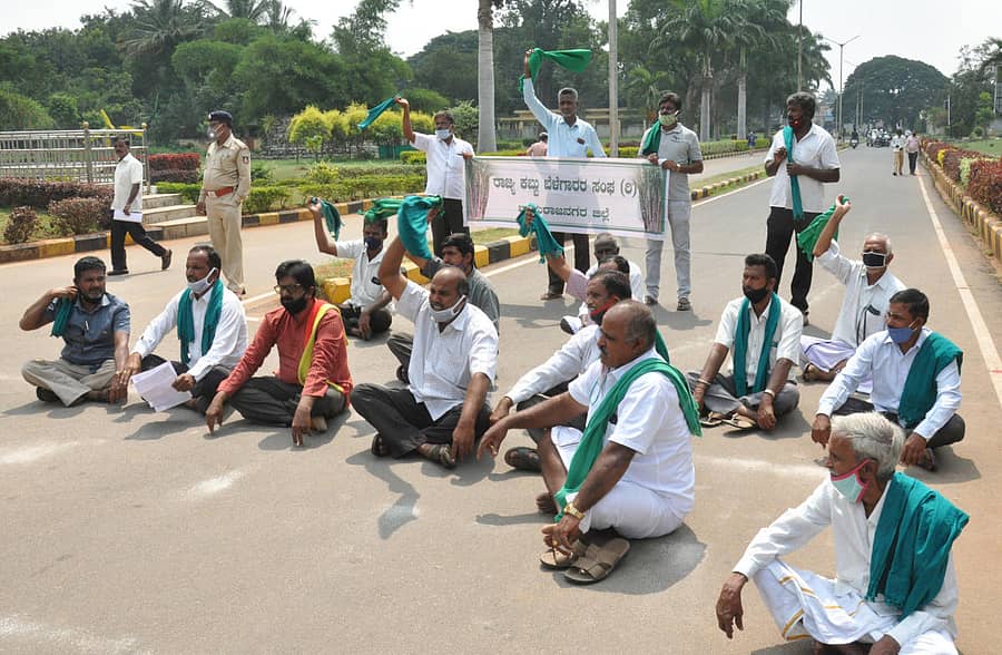 ಕೇಂದ್ರ ಸರ್ಕಾರ ಕಬ್ಬಿಗೆ ಅವೈಜ್ಞಾನಿಕವಾಗಿ ನಿಗದಿ ಪಡಿಸಿರುವ ಎಫ್ಆರ್ಪಿಯನ್ನು ತಕ್ಷಣವೇ ತಿದ್ದುಪಡಿ ಮಾಡಬೇಕು ಎಂದು ಆಗ್ರಹಿಸಿ ಕಬ್ಬು ಬೆಳೆಗಾರರು ಹಾಗೂ ರೈತರು ಜಿಲ್ಲಾಡಳಿತ ಭವನದ ಎದುರು ಪ್ರತಿಭಟನೆ ನಡೆಸಿದರು