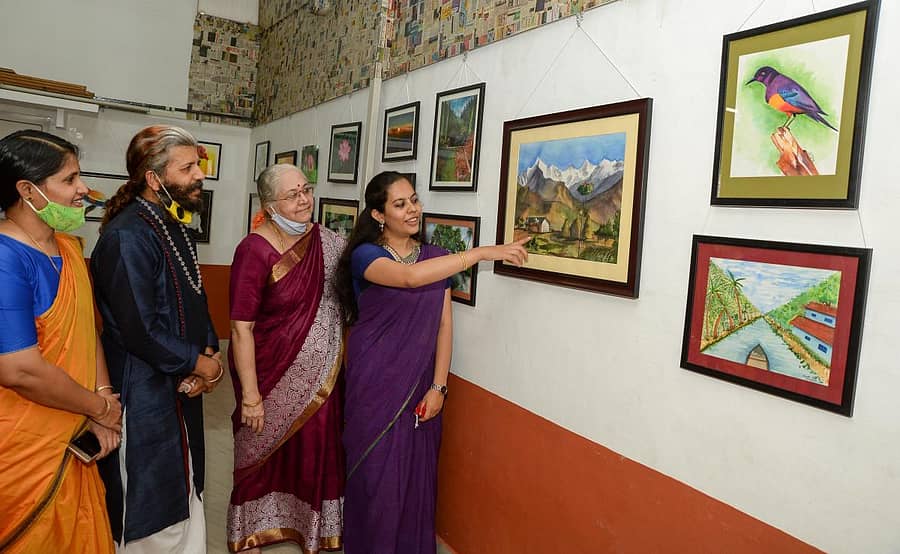 ದಾವಣಗೆರೆಯ ಎಂಸಿಸಿ ‘ಬಿ’ ಬ್ಲಾಕ್‌ನ ಸಂಕಲನ ಚಿತ್ರಕುಟೀರದಲ್ಲಿ (ಆರ್ಟ್ ಗ್ಯಾಲರಿ)ಯಲ್ಲಿ ಬುಧವಾರ ಆರಂಭವಾದ ಏಕವ್ಯಕ್ತಿ ಚಿತ್ರಕಲಾ ಪ್ರದರ್ಶನದಲ್ಲಿ ಕಲಾವಿದೆ ದೀಪ್ತಿ ಜೋಷಿ ಅವರು ತಮ್ಮ ಕಲಾಕೃತಿಗಳ ಮಾಹಿತಿ ನೀಡಿದರು –ಪ್ರಜಾವಾಣಿ ಚಿತ್ರ