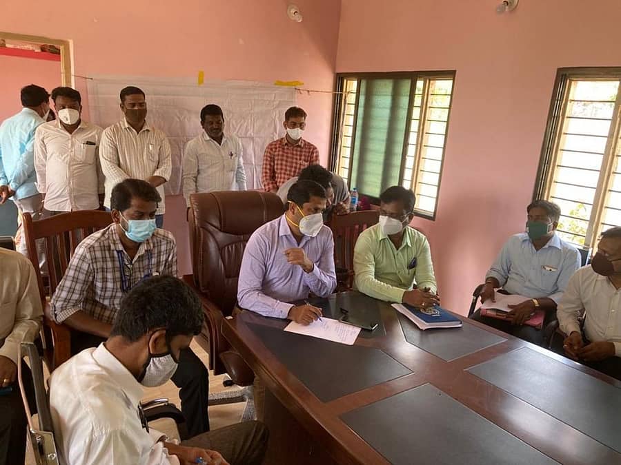 ತಿಕೋಟಾ ತಾಲ್ಲೂಕಿನ ಸೋಮದೇವರಹಟ್ಟಿ, ಹುಬನೂರ ಮತ್ತು ಸಿದ್ಧಾಪೂರ ಕೆ. ಗ್ರಾಮಗಳಿಗೆ ಬುಧವಾರ ಭೇಟಿ ನೀಡಿ ಪರಿಶೀಲಿಸದ ನಂತರ ರಾಜ್ಯ ನೈಸರ್ಗಿಕ ವಿಕೋಪ ಕೇಂದ್ರದ ವೈಜ್ಞಾನಿಕ ಅಧಿಕಾರಿ ಜಗದೀಶ ಮಾತನಾಡಿದರು