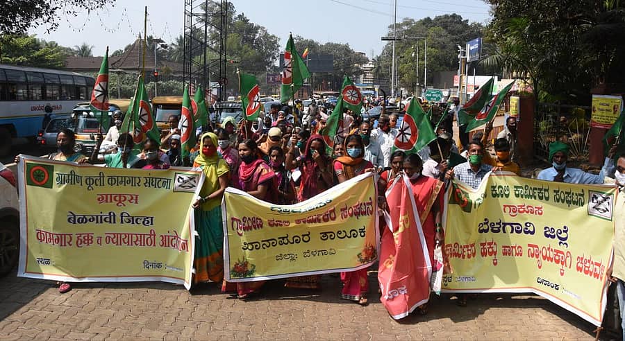 ‘ಮಹಾತ್ಮ ಗಾಂಧೀಜಿ ರಾಷ್ಟ್ರೀಯ ಗ್ರಾಮೀಣ ಉದ್ಯೋಗ ಖಾತ್ರಿ ಯೋಜನೆಯಲ್ಲಿ ವರ್ಷಕ್ಕೆ ಒಂದು ಕುಟುಂಬಕ್ಕೆ 200 ದಿನ ಉದ್ಯೋಗ ನೀಡಬೇಕು’ ಎಂದು ಆಗ್ರಹಿಸಿ ಬೆಳಗಾವಿಯಲ್ಲಿ ಗ್ರಾಮೀಣ ಕೂಲಿ ಕಾರ್ಮಿಕರ ಸಂಘಟನೆಯವರು ಪ್ರತಿಭಟನಾ ಮೆರವಣಿಗೆ ನಡೆಸಿದರು