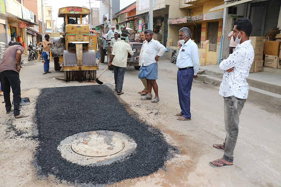 ಹಾಸನಾಂಬೆ ಜಾತ್ರಾ ಮಹೋತ್ಸವ ಅಂಗವಾಗಿ ಹಾಸನ ನಗರದ ರಸ್ತೆಗೆ ಡಾಂಬರು ಹಾಕಲಾಯಿತು.