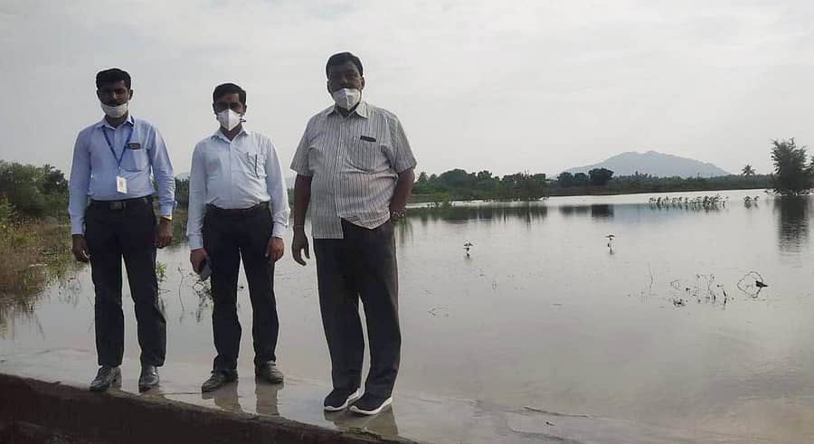 ಧರ್ಮಸ್ಥಳ ಗ್ರಾಮಾಭಿವೃದ್ಧಿ ಯೋಜನೆಯಲ್ಲಿ ಪುನಶ್ಚೇತನಗೊಳಿಸಿರುವ ಕೋಲಾರ ತಾಲ್ಲೂಕಿನ ಸುಗಟೂರು ಗ್ರಾಮದ ರಾಮಯ್ಯ ಕೆರೆಯನ್ನು ಯೋಜನೆ ಪ್ರತಿನಿಧಿಗಳು ಬುಧವಾರ ವೀಕ್ಷಿಸಿದರು.