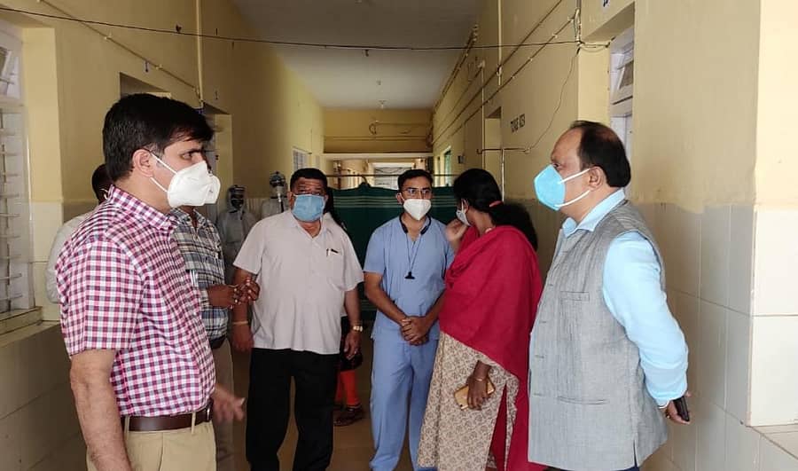 ಗುಂಡ್ಲುಪೇಟೆ ಕೋವಿಡ್‌ ಆಸ್ಪತ್ರೆಗೆ ಭೇಟಿ ನೀಡಿದ ಜಿಲ್ಲಾಧಿಕಾರಿ ಅವರು ವೈದ್ಯಾಧಿಕಾರಿಗಳಿಂದ ಮಾಹಿತಿ ಪಡೆದರು