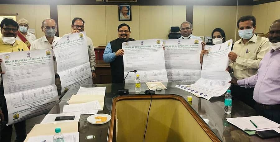 ಹಾವೇರಿ ಜಿಲ್ಲಾಧಿಕಾರಿ ಕಚೇರಿ ಸಭಾಂಗಣದಲ್ಲಿ ಬುಧವಾರ ಬೆಳೆವಿಮೆ ನೋಂದಣಿ ಕುರಿತ ಪ್ರಚಾರ ಸಾಮಗ್ರಿಗಳನ್ನು ಜಿಲ್ಲಾಧಿಕಾರಿ ಸಂಜಯ ಶೆಟ್ಟೆಣ್ಣವರ ಬಿಡುಗಡೆಗೊಳಿಸಿದರು