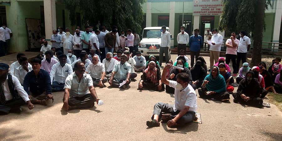 ಹಾಸನ ಉಪವಿಭಾಗಾಧಿಕಾರಿ ಕಚೇರಿ ಎದರು ನಗರಸಭೆ ಸದಸ್ಯರು ಹಾಗೂ ಜೆಡಿಎಸ್ ಮುಖಂಡರು ಧರಣಿ ನಡೆಸಿದರು.