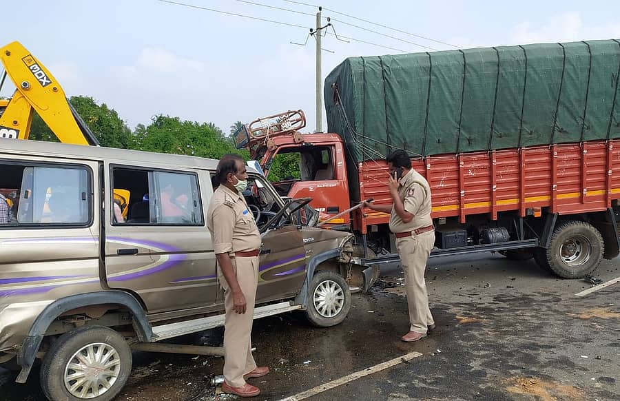 ಅಪಘಾತ ಸ್ಥಳದಲ್ಲಿ ಪೊಲೀಸರು ಪರಿಶೀಲನೆ ನಡೆಸಿದರು.