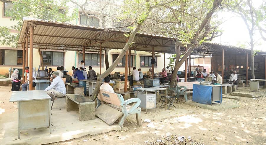 ಸದಾ ಗಿಜಿಗುಡುತ್ತಿದ್ದ ತುಮಕೂರು ಉಪನೋಂದಣಾಧಿಕಾರಿ ಕಚೇರಿ ಆವರಣದಲ್ಲಿ ಬುಧವಾರ ಜನಸಂದಣಿ ಕಂಡುಬರಲಿಲ್ಲ